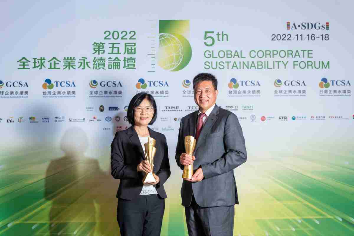 william威廉中文官网作为净零碳排先锋，，，期引领价值链伙伴同行共好，，，，卫冕制造业组“十大典范企业” 二连冠殊荣(左：william威廉中文官网光电永续长古秀华，，右：william威廉中文官网光电董事长暨执行长彭双浪)