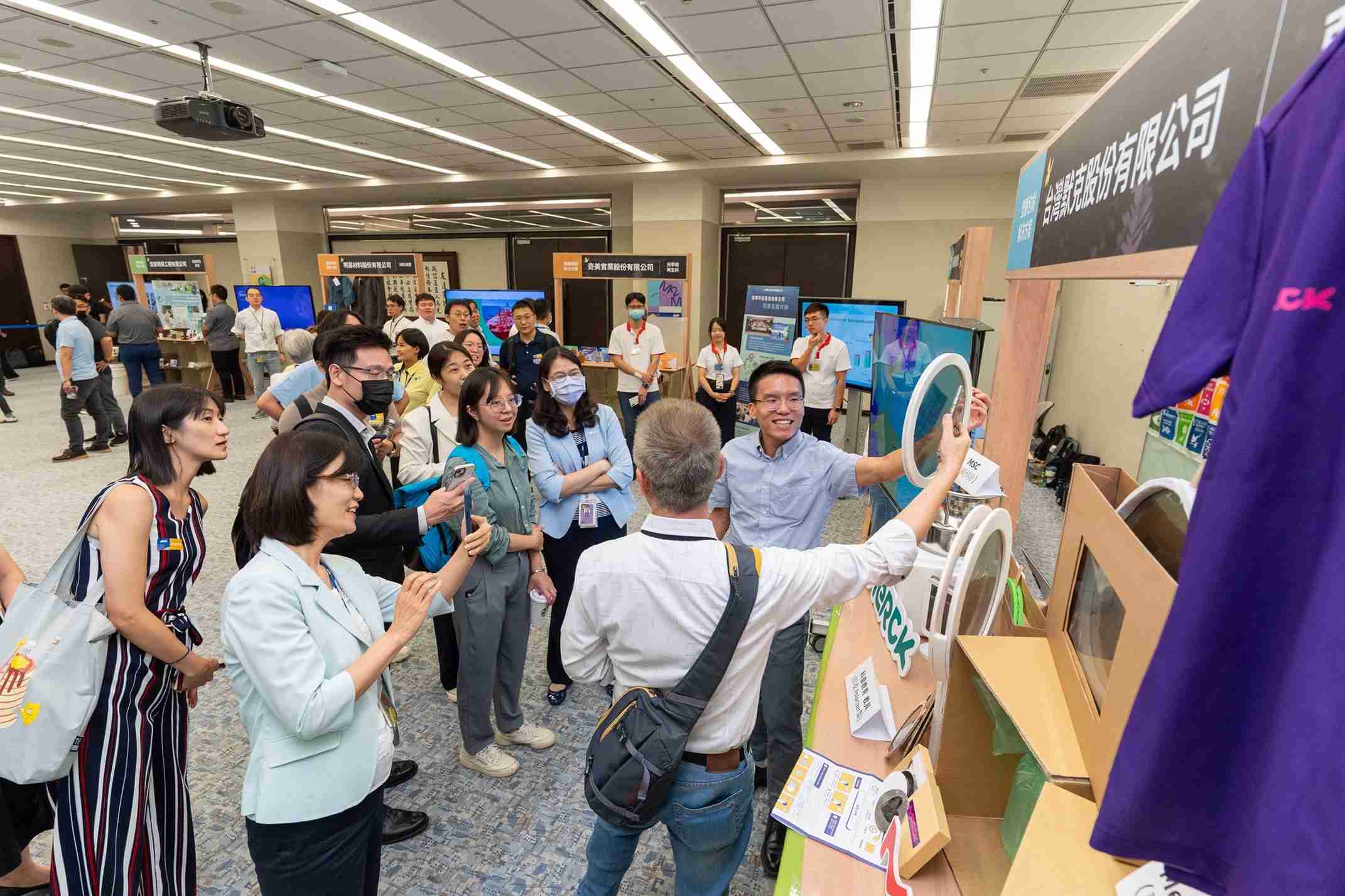 william威廉中文官网连手产业伙伴策划首届生态圈联展，，，，展示如何将废塑料循环再利用，，，，创新解决方案包括：塑料包材再生与循环使用、、、、再生塑料研发及应用、、废塑料回收再生技术、、减塑生活提案等