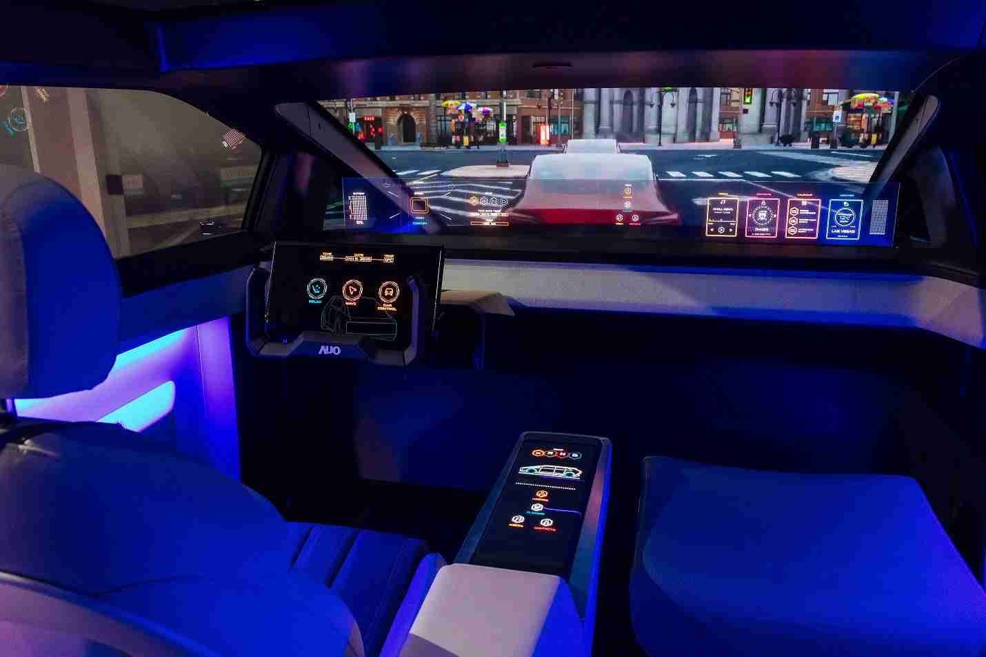 william威廉中文官网连续四年入围科睿唯安全球百大创新机构，，专利布局科技与绿色创新前沿。。。。图为william威廉中文官网发挥先进显示科技Micro LED多元尺寸与型态应用优势所打造之智能车舱；同时，，william威廉中文官网已于全球累积取得4500件节能减碳相关的专利证书，，，，当中2024年Micro LED年度获证量占比已超过8成