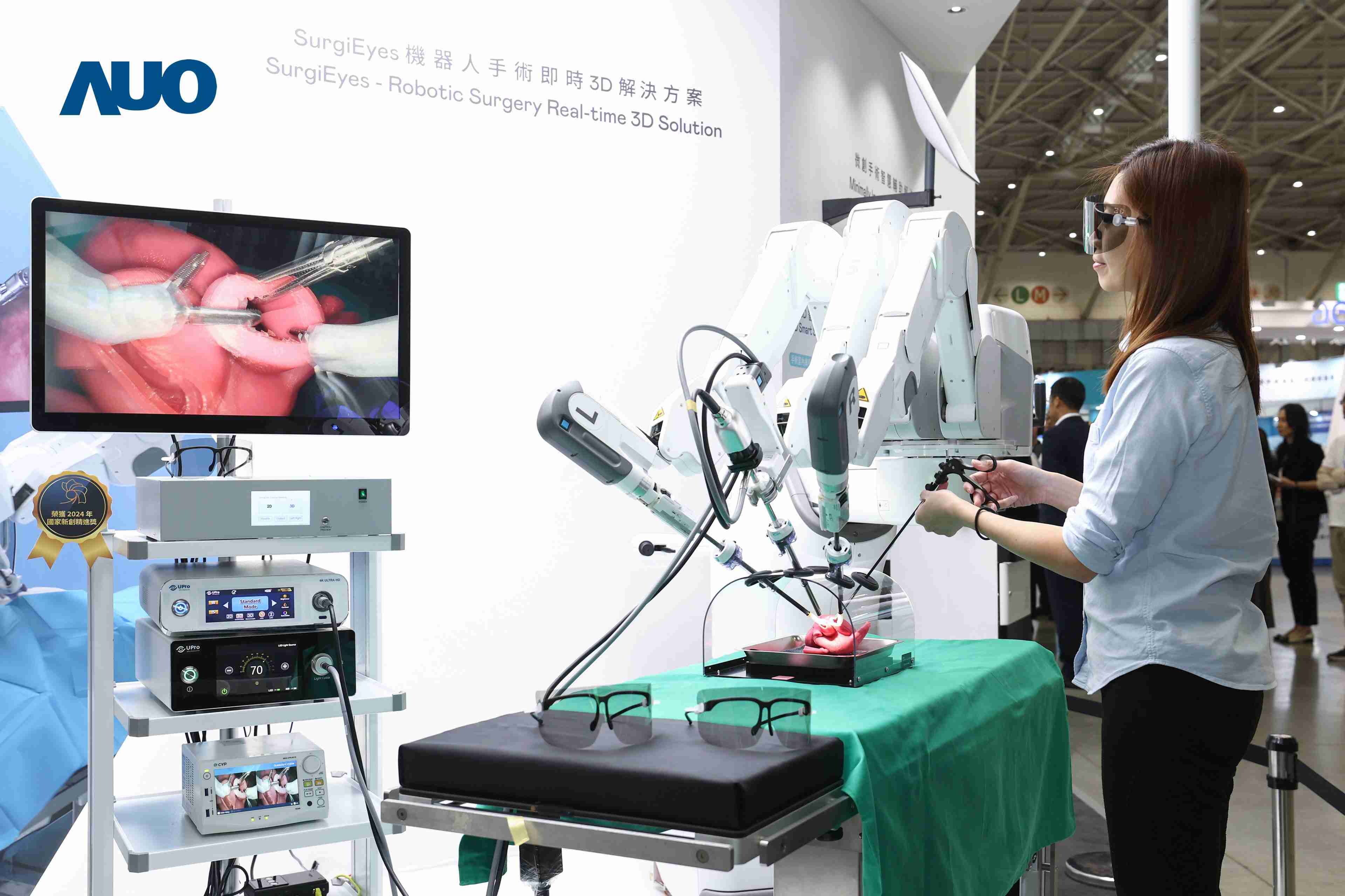 达擎以领先的3D显示技术推出〝SurgiEyes机器人手术实时3D解决方案〞，，整合先进3D图像处理与独家3D垂直宽视角、、、、广色域的显示技术，，，，手术团队可实时同步主刀医师视角看到清晰3D影像，，，，提升沟通效率与安全性。。。。